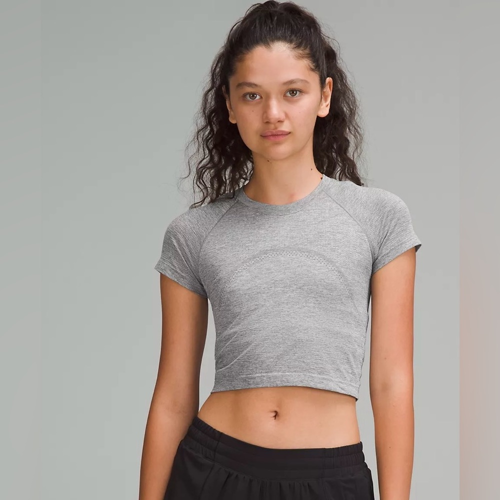 NWOT•Swiftly Tech Cropped Short-Sleeve Shirt 2.0•Slate White (grey)